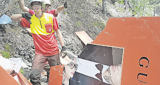 Unn&ouml;tig.Was die beiden Forstwarte Matthias Michlig (vorne) und Thomas Borter von der &laquo;Gucci- Aktion halten&raquo;, ist eindeutig.