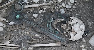 Grab einer reich ausgestatteten Frau mit vier Torques und einer eindr&uuml;cklichen Bronzenadel