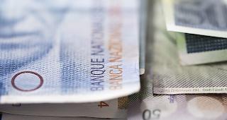 Mehrere tausend Franken sind an die Betr&uuml;gerin in Martigny VS geflossen. (Symbolbild)