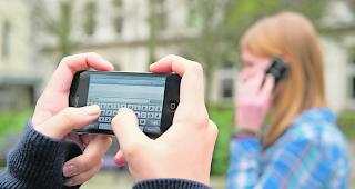 Beliebt. Sp&auml;testens Ende Primarschule verf&uuml;gen alle Sch&uuml;ler &uuml;ber ein Smartphone.