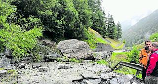 Dicke Brocken. Der gr&ouml;sste Felsblock, der beim Weiler Huteggen auf die Strasse gest&uuml;rzt war, hatte ein Volumen von bis zu 20 Kubikmeter und wog rund 50 Tonnen.  