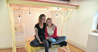 Bereit. Joana Fux (links) und Jana Kalbermatter in der Visper KVO-Galerie &laquo;zur Sch&uuml;tzenlaube&raquo;: &laquo;Wir sind halt eben alle &lsaquo;zitigi&rsaquo;.&raquo; 