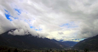 Erstes Blau zeigt sich am Samstagmorgen. Blick von Termen das Rhonetal hinunter.