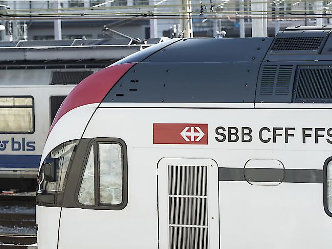 Die Lokomotive des mit rund 200 Passagieren besetzten Interregios St. Gallen - Basel erfasste im Kanton Solothurn ein Teil eines Krans. (Symbolbild)