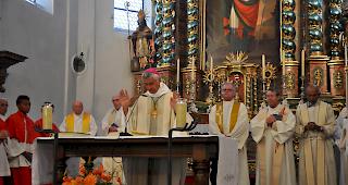 Bischof Jean-Marie Lovey zelebrierte die Messe.