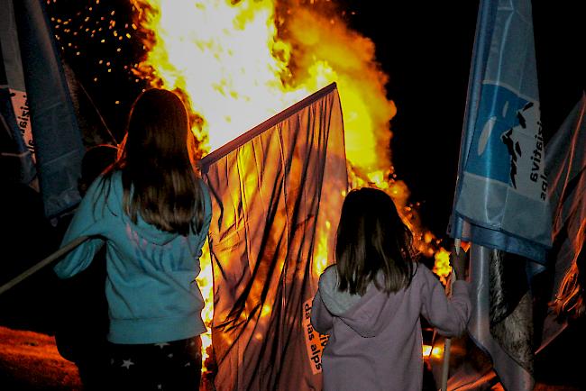 Am Samstagabend hatte die Alpen-Initiative ihr traditionelles Mahnfeuer oberhalb Brig entzündet. 