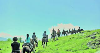 Abenteuerritt. Teilnehmerinnen und Teilnehmer beim Abenteuerritt des Maultiermuseums Schweiz: Unterwegs Richtung Moosalp. 