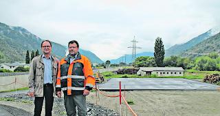 Vorbereitet. Ingenieur Rudolf Pesch (links) und Bauleiter David Miesch beim fertiggestellten Triageplatz im Bereich der Vispam&uuml;ndung.  