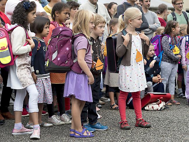 Gespannt bis skeptisch: Kinder warten auf ihre Klasseneinteilung am ersten Schultag vor dem Schulhaus Gottfried Keller in Basel.