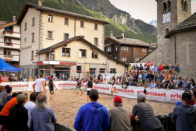 Die Finalpartie zwischen den Teams «Projekt Sandburg» und «Elegant galant» am diesjährigen Beach-Event in Grächen. 