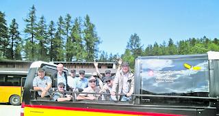 Gute Idee. Die geladenen Verkehrs- und Tourismusexperten fanden bei der Testfahrt auf die Moosalp den baldigen Einsatz eines PostAuto-Cabriolets in der Oberwalliser Bergwelt als eine zukunftstr&auml;chtige, innovative Idee.   