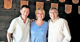 In Feierlaune. Dr. Peter Oggier und Viola Anthamatten-Fryand, Direktion des Naturparks Pfyn-Finges, mit Ehrenpr&auml;sident Jean-Michel Cina (von links). 