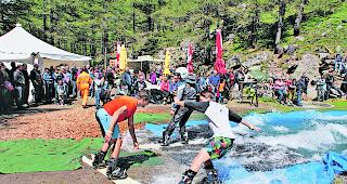Dreierfahrt. Eine Gruppe Boarder erreichte das Ziel beim Waterslide Contest gleich zu dritt.  