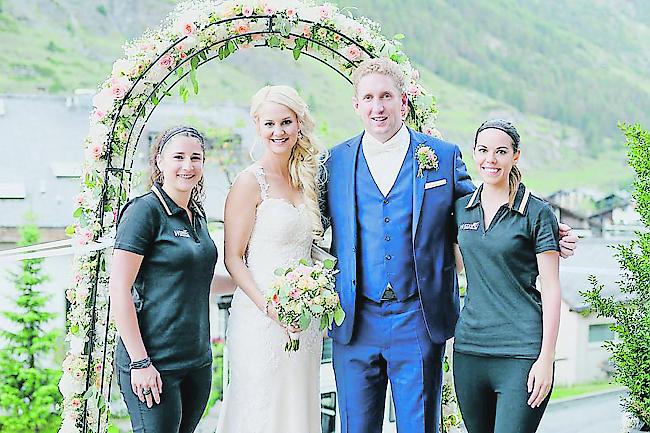 Das glückliche Brautpaar mit den Hochzeitsplanerinnen Nadja Fryand (links im Bild) und Nicole P. Bauer (ganz rechts).