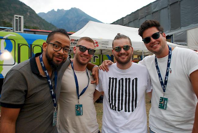 Klischée vor ihrem Auftritt in Gampel. Von links: William Bejedi, Dominique Dreier, Benjamin Kniel und Kilian Spinnler.