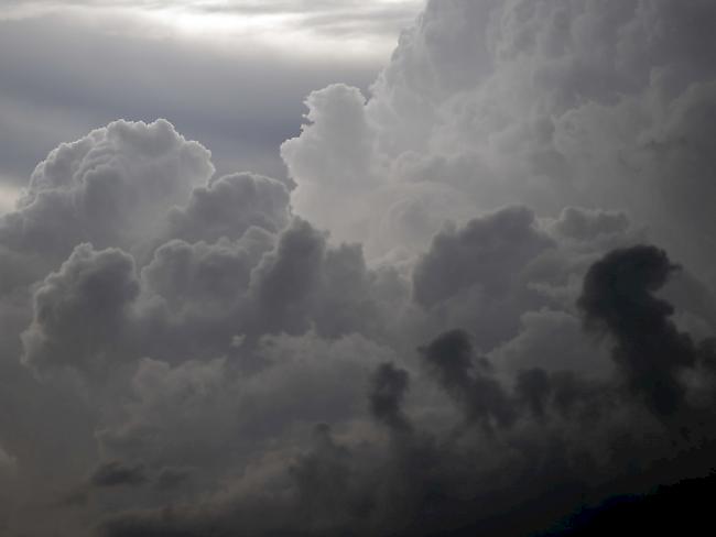 Dunkle Gewitterwolken türmten sich sich am Himmel zusammen. (Themenbild)