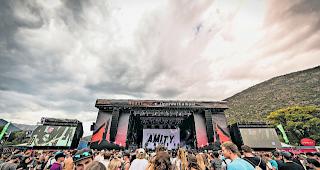 D&uuml;stere Kulisse. Dazu passend versorgt The Amity Affliction das Publikum mit harten Rockkl&auml;ngen.    