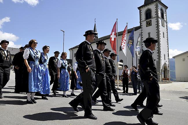 Der JK Safran Mund zieht an der Kirche vorbei.