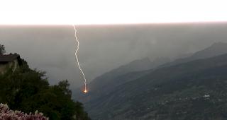 Naturschauspiel. Einschlagender Blitz in der Region Gampel (von Visp aus gesehen).