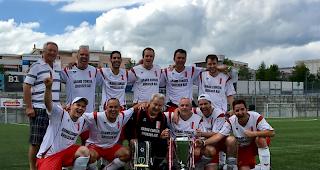Siegreiche Mannen. Der FC Grossrat holt den Pokal erneut ins Wallis.