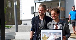 &Uuml;berw&auml;ltigt. Lo&Leduc w&auml;hrend der Feier zu ihren Ehren.