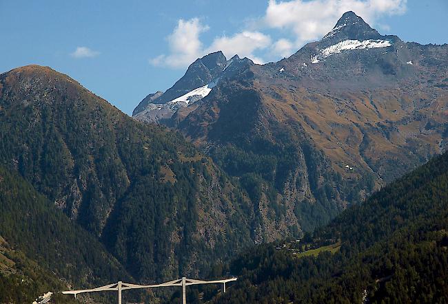 Weitläufiges Suchgebiet rund ums Bortelhorn (hinten rechts). Das Auto des Vermissten wurde beim Berisal (Bildmitte unten) gefunden.