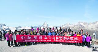 Grosse Delegation. W&auml;hrend eines Besuchs auf dem Gornergrat zeigt sich der chinesische Botschafter begeistert von der Landschaft und der Infrastruktur rund um das Matterhorn. 