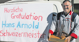 Erfolgreich. Der Schweizer Meister Hans Arnold freut sich &uuml;ber den gewonnen Wanderpokal.
