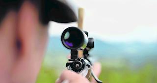 Mit geladener Waffe. Mehrmals begab sich der J&auml;ger in ein eidgen&ouml;ssisches Jagdbanngebiet. 