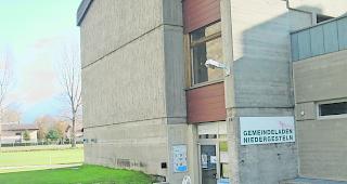 Der Dorfladen in Niedergesteln befindet sich im Erdgeschoss des Schulhauses.