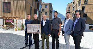 1000 Jahre Naters. Stolz pr&auml;sentieren OK-Mitglieder eine Kopie der ersten urkundlichen Erw&auml;hnung von Naters (v.l.): Mario Gertschen (Burgerrat), Pfarrer Jean-Pierre Brunner, OK-Pr&auml;sident Hans-Josef Jossen, Andr&eacute; Summermatter (Burgerrat), Yves Zurwerra (Gemeinderat) sowie OK-Mitglied David Kummer.