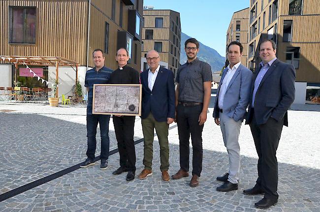 1000 Jahre Naters. Stolz präsentieren OK-Mitglieder eine Kopie der ersten urkundlichen Erwähnung von Naters (v.l.): Mario Gertschen (Burgerrat), Pfarrer Jean-Pierre Brunner, OK-Präsident Hans-Josef Jossen, André Summermatter (Burgerrat), Yves Zurwerra (Gemeinderat) sowie OK-Mitglied David Kummer.