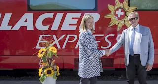 Blumen f&uuml;r die Aktiengesellschaft: Die Gesch&auml;ftsf&uuml;hrerin Annemarie Meyer und der Verwaltungsratspr&auml;sident Isidor Baumann anl&auml;sslich der Gr&uuml;ndung des Bahnunternehmens Glacier Express AG auf dem Oberalppass.