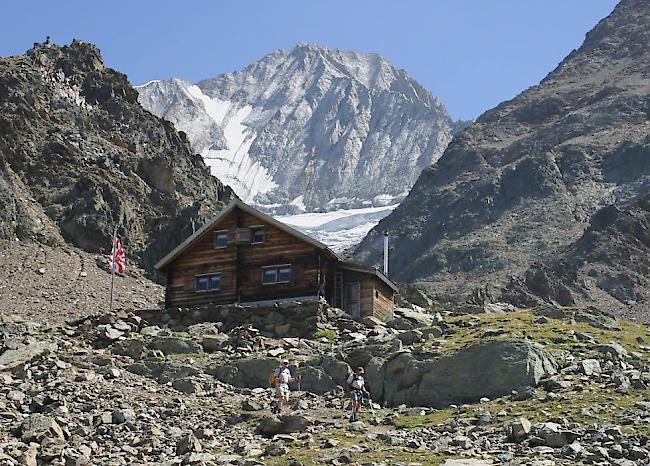 Ans Netz der Zukunft. Nebst Alpbetrieben sollen auch die SAC-Hütten (im Bild die Bietschhornhütte im Lötschental) besser angebunden werden.