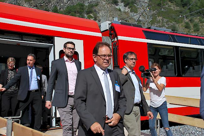 MGBahn Direktor Fernando Lehner verlässt mit Gästen den Zug bei der neuen Kreuzungsstelle Sefinot.