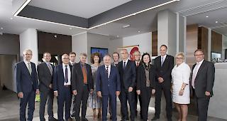 Der Walliser Staatsrat begr&uuml;sste die Berner Regierung in Martinach.