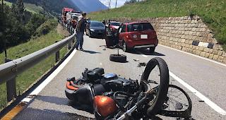 Eine Walliser Motorradlenkerin hat sich bei einem Unfall am Donnerstagmittag kurz vor Niederwald schwere Verletzungen zugezogen. 