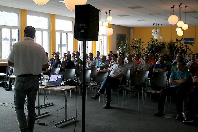 Christian Zuber von der Kantonspolizei referiert vor den Mitgliedern des VSSM.