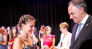 Bildungsdirektor Christophe Darbellay durfte in strahlende Gesichter blicken und 686 Diplome &uuml;bergeben.