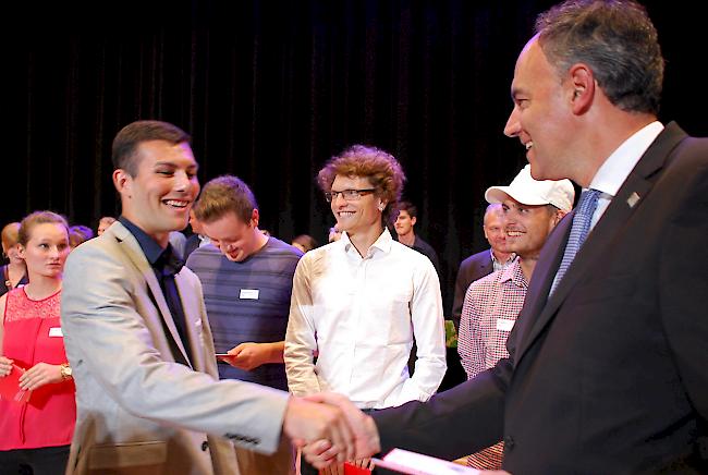 Bildungsdirektor Christophe Darbellay durfte in strahlende Gesichter blicken und 686 Diplome übergeben.