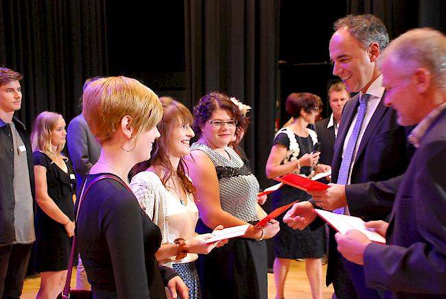 Bildungsdirektor Christophe Darbellay durfte in strahlende Gesichter blicken und 686 Diplome übergeben.