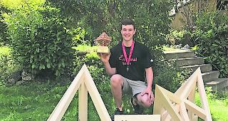 Stolz. Rafael Bieler mit den Wettbewerbsarbeiten und seiner Troph&auml;e.  