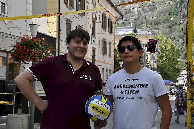 Die Organisatoren Joey Kühberger (links) und Billy Bregy liessen Sand herbeikarren für die erstmalige Durchführung eines Beachvolleyball-Grümpelturniers.