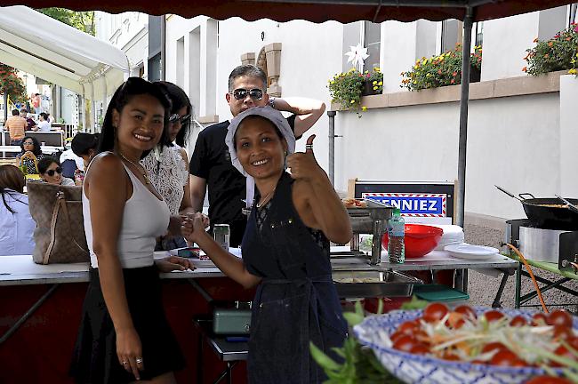 Für den kleinen oder grossen Hunger gabs nebst Raclette und Bratwurst auch thailändische Spezialitäten.