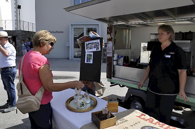 Nach Tagwach und noch vor der kulturell-kulinarischen Wanderung ein Muss: Ein Kaffee auf dem Schulhausplatz.