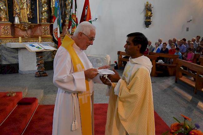 Pfarrer Suresh bei seinem Empfang in Visperterminen.