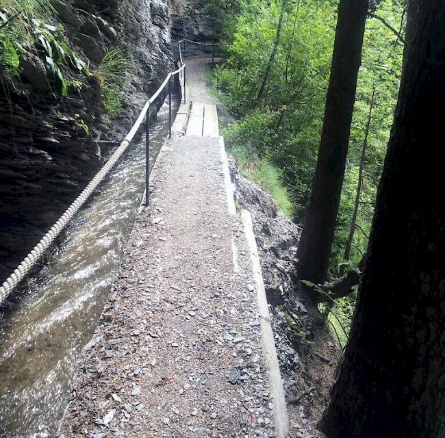 Ein Velofahrer stürzt beim Befahren der Grand Bisse de Lens50 Meter in die Tiefe und stirbt.