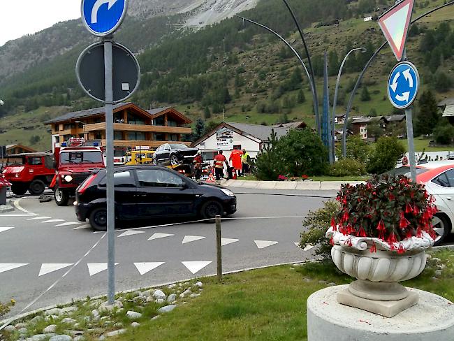 Am Sonntagabend hat sich ein Fahrzeuglenker bei einem Selbstunfall in Täsch verletzt.