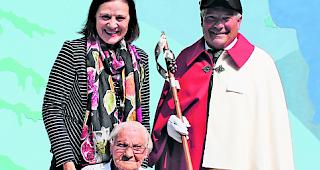 Gl&uuml;ckw&uuml;nsche. Staatsr&auml;tin Esther Waeber-Kalbermatten und Weibel Kurt Locher gratulieren Anna Schnydrig. 