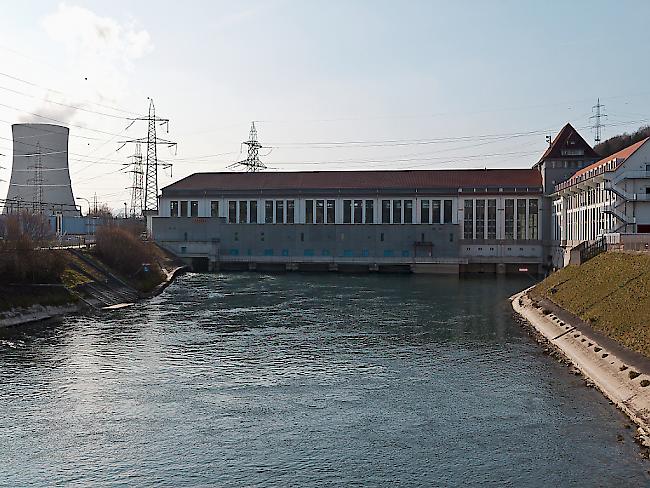 Das Wasserkraftwerk des Energiekonzerns Alpiq in der Aare bei Goesgen (SO). Alpiq will nun, anders als geplant, sein Wasserkraftportfolio doch nicht teilweise verkaufen. (Archiv)